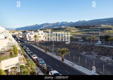 Vue tôt le matin sur le village aux falaises de Los Gigantes, Playa San Juan, Tenerife, îles Canaries, Espagne Banque D'Images