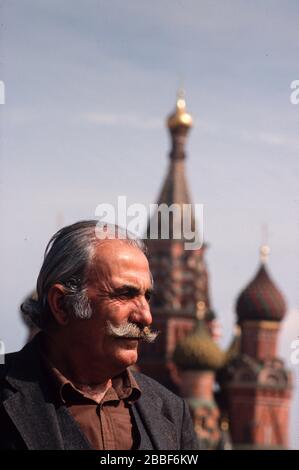 Un homme d'âge moyen avec une moustache en argent qui observe les soldats le jour de la victoire sur la place Rouge, 9 mai 1990 Banque D'Images