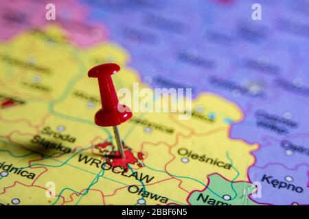 Ville polonaise Wroclaw épinglée avec un punaise sur la carte colorée Banque D'Images