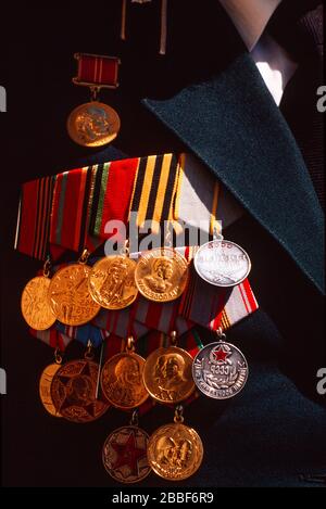 Les anciens combattants militaires portant leur uniforme et leurs médaillés le 9th mai, jour de la victoire près de la place Rouge, Moscou, 1990. Banque D'Images