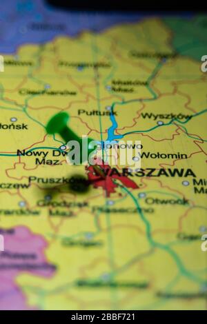 La ville polonaise de Varsovie est épinglée avec une punaise sur la carte colorée Banque D'Images
