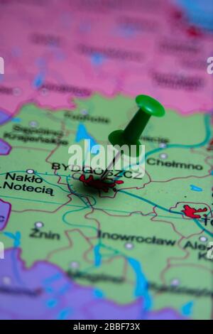 La ville polonaise Bydgoszcz est épinglée avec un punaise sur la carte colorée Banque D'Images