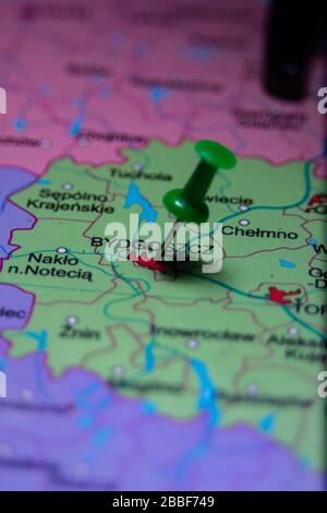 La ville polonaise Bydgoszcz est épinglée avec un punaise sur la carte colorée Banque D'Images