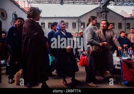 Passagers à une gare de Moscou, mai 1990. Banque D'Images