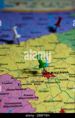 La ville polonaise de Varsovie est épinglée avec un punaise sur la carte colorée Banque D'Images