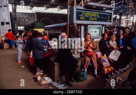 Passagers à une gare de Moscou, mai 1990. Banque D'Images