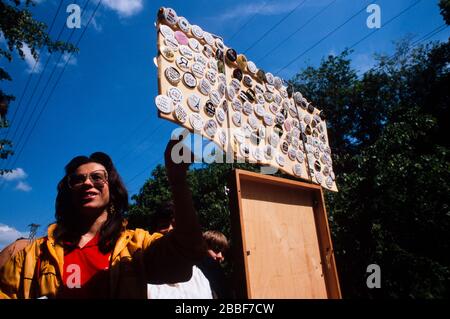 Badges à vendre sur un marché aux puces de Moscou, mai 1990. Banque D'Images