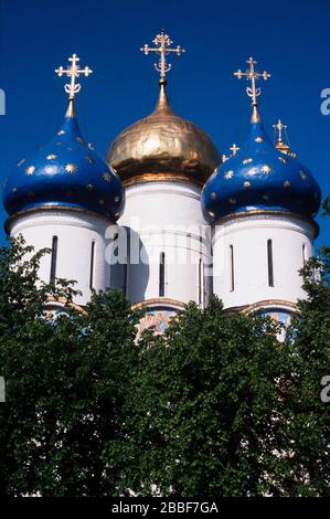 Dômes de la Trinité Lavra de Saint-Sergius, le plus important monastère russe de l'Église orthodoxe russe, à Sergiyev Posad, à 70 km de Moscou. Banque D'Images