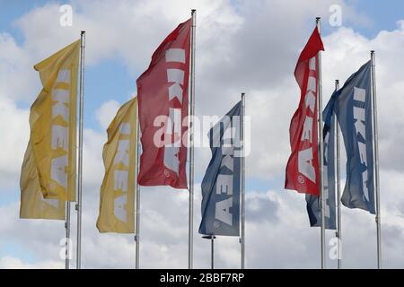 Drapeaux IKEA dans leur magasin de Wembley, au nord de Londres. Banque D'Images