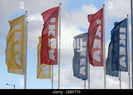 Drapeaux IKEA dans leur magasin de Wembley, au nord de Londres. Banque D'Images