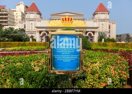 Da Nang, Vietnam. 31 mars 2020. Les plages populaires de Da Nang ont été enfermées pour empêcher la propagation du virus COVID-19. Ici un casino a été temporairement fermé. (Crédit photo: Gonzales photo/Alay Live News Banque D'Images