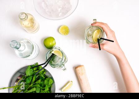 Les filles peuvent prendre un verre avec un cocktail de mojito. Ingrédients pour préparer une boisson rafraîchissante d'été Banque D'Images