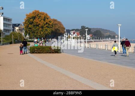 Lübeck-Travemünde, Allemagne – 10 octobre 2018 : la promenade de plage avec plage de sable est un aimant pour les vacanciers de la mer Baltique. Strandpromenade mit Sandstrand Banque D'Images