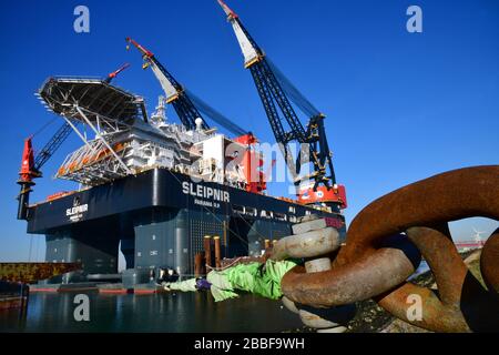 Rotterdam, Pays-Bas-mars 2020 : vue rapprochée le long de manilles géantes sur une plate-forme offshore amarrée, plus grand bateau de grue au monde (Sleipnir) wi Banque D'Images