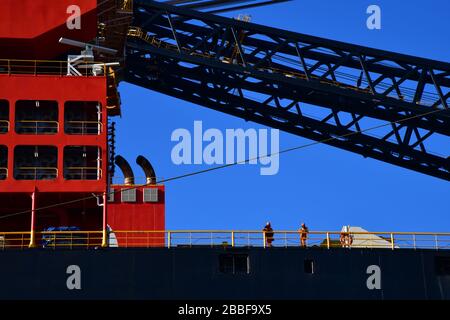 Rotterdam, Pays-Bas-mars 2020: Gros plan de deux hommes debout sur une plate-forme offshore amarrée, plus grand navire de grue au monde (Sleipnir) avec pro Banque D'Images