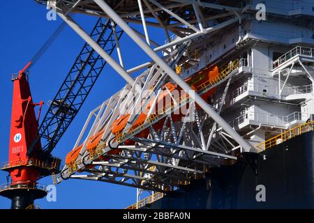 Rotterdam, Pays-Bas-mars 2020: Vue rapprochée à bas angle des bateaux d'évacuation plate-forme offshore, plus grand bateau de grue au monde (Sleipnir) Banque D'Images
