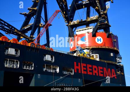 Rotterdam, Pays-Bas-mars 2020 : gros plan sur une énorme plate-forme hauturière de grue, le plus grand navire de grue au monde (Sleipnir) avec produ Banque D'Images
