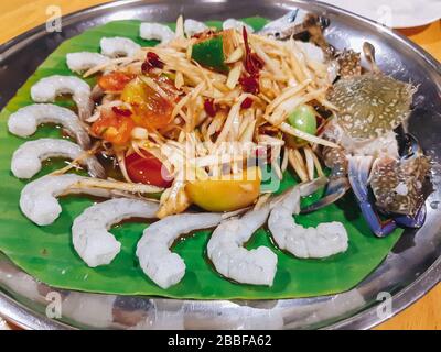 Salade de papaye verte (Som tum Thai) et crevettes fraîches, crabes de cheval, menu de salade de Nouvelle papaye Banque D'Images