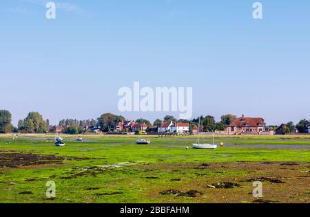 De petits bateaux à voile mis à la terre dans le port de Chichester sur des appartements de boue à marée basse à Bosham, un petit village de la côte sud de l'Angleterre Banque D'Images