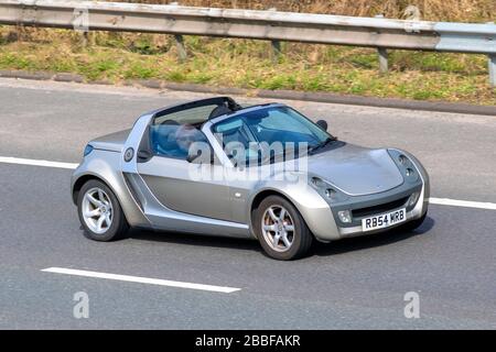 2004 Smart Roadster 80 Auto (RHD) ; véhicules routiers pour véhicules, conduite de véhicules, routes, moteurs, circulation automobile sur l'autoroute Banque D'Images