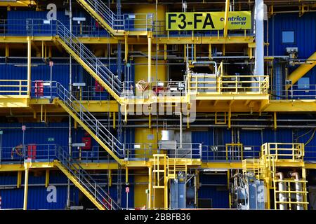 Vue rapprochée frontale de la structure d'une plate-forme de production pétrolière utilisée dans le champ de production de la F3-FA en mer du Nord Banque D'Images