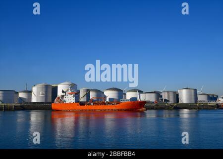 Rotterdam, Pays-Bas-mars 2020: Un Tanker de produits chimiques et pétroliers amarré dans le 7ème port pétrolier Europoort avec une ferme de réservoirs dans le dos Banque D'Images