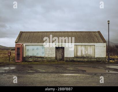 MacLeod Bros, avec boîte téléphonique rouge South Uist, Outer Hebrides, Western Isles, Écosse, Royaume-Uni Banque D'Images