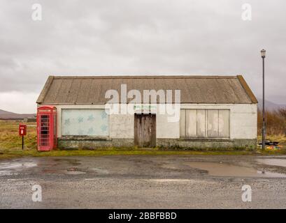 MacLeod Bros, avec boîte téléphonique rouge South Uist, Outer Hebrides, Western Isles, Écosse, Royaume-Uni Banque D'Images