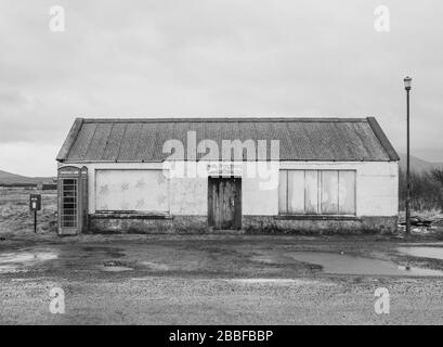 MacLeod Bros, avec boîte téléphonique rouge South Uist, Outer Hebrides, Western Isles, Écosse, Royaume-Uni Banque D'Images