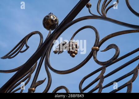 Clôture en faux décor contre le ciel Banque D'Images