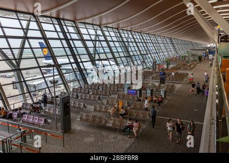 PASSAGERS EN ATTENTE DE L'AÉROPORT INTERNATIONAL DE SHANGHAI PUDONG, 12 JUILLET 2014, portes de départ de la zone de sièges côté avion et avion de Lufthansa, Shanghai Pudong I Banque D'Images