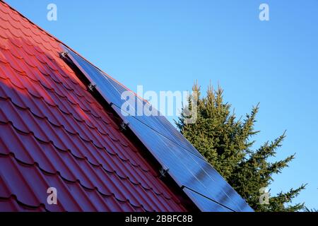 panneaux photovoltaïques sur le toit à l'ombre d'une maison à une seule famille dans la campagne Banque D'Images