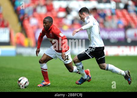 Charlton Athletic's Callum Harriott (à gauche) prend le Greg Cunningham de Bristol City Banque D'Images