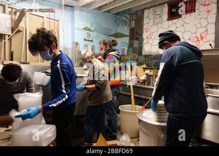 Londres, Royaume-Uni. 31 mars 2020. Les bénévoles du château de Krishna, Holborn, dirigé par Parasurama das, préparent environ 1 000 repas à distribuer le même jour aux sans-abri et aux personnes vulnérables de Londres. L'un des points de dépôt pour les repas préemballés comprend un espace sous le stade Tottenham Spurs, qui sert de plaque tournante alimentaire, le premier centre communautaire offrant des surplus de nourriture aux Londoniens. © Simon King/ Alay Live News Banque D'Images