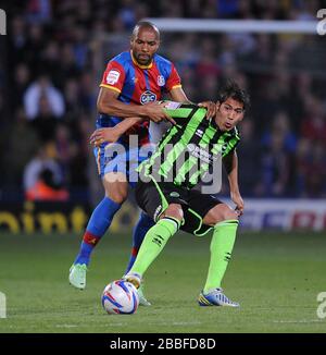 Danny Gabbido (à gauche) et Leonardo Ulloa (à droite) de Brighton et Hove Albion Banque D'Images