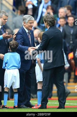 David Bernstein (à gauche), président de la FA, se secoue avec Roberto Mancini (à droite), responsable de Manchester City avant le match Banque D'Images