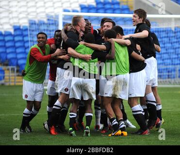 Les joueurs de Charlton Athletic célèbrent lors du dernier coup d'alerte après leur victoire sur la ville de Cardiff. Banque D'Images