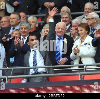 Le président de Wigan Athletic, Dave Whelan, et le président de la FA, David Bernstein (à gauche) applaudissent en tant que directeur, Roberto Martinez, aux fans avant de lever le trophée Banque D'Images