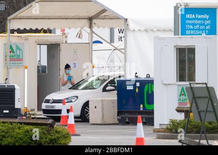 Londres, Royaume-Uni. Mardi 31 mars 2020. Le personnel du NHS est testé pour détecter le virus Covid-19 dans un centre de tests en voiture installé dans le parking d'un magasin IKEA à Wembley, Londres. Photo : Roger Garfield/Alay Live News Banque D'Images