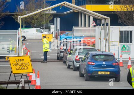 Londres, Royaume-Uni. Mardi 31 mars 2020. Un centre d'essais nouvellement ouvert pour le virus Covid-19 pour le personnel du NHS installé dans le parking d'un magasin IKEA à Wembley, Londres. Photo : Roger Garfield/Alay Live News Banque D'Images