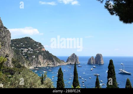 Capri Seascape avec vue sur les célèbres piles de roches de Faraglioni. Banque D'Images