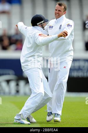 Le Graeme Swann d'Angleterre célèbre le cricket de Hamish Rutherford de Nouvelle-Zélande avec Joe Root (à gauche) Banque D'Images