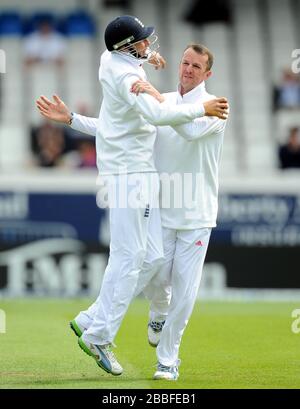 Le Graeme Swann d'Angleterre célèbre le cricket de Hamish Rutherford de Nouvelle-Zélande avec Joe Root (à gauche) Banque D'Images