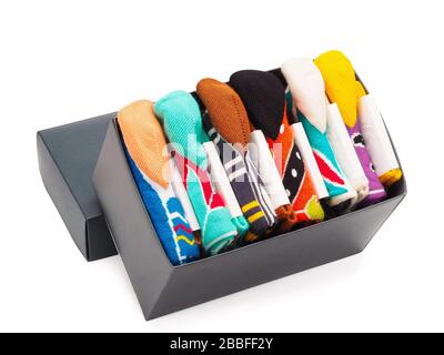 Pile de chaussettes dans la boîte isolée sur fond blanc. Banque D'Images