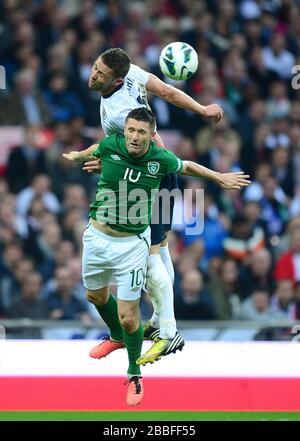 Robbie Keane (front) de la République d'Irlande et Gary Cahill, de l'Angleterre, se battent pour le ballon Banque D'Images