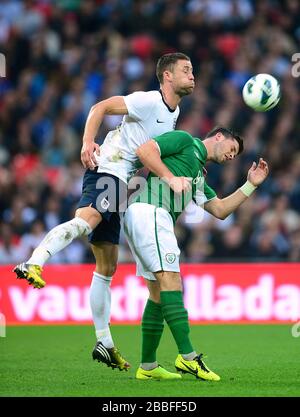 Gary Cahill, de l'Angleterre, et Shane long (à droite) de la République d'Irlande, combattent le ballon dans les airs Banque D'Images