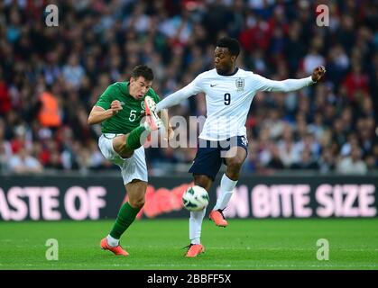 Daniel Sturridge (à droite) et Sean St. Ledger (à gauche) de la République d'Irlande en action Banque D'Images