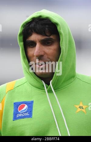 Le capitaine pakistanais Misbah ul Haq quitte le champ alors que la pluie tombe avant le match de préchauffage du trophée des Champions de la CPI à Edgbaston, Birmingham. Banque D'Images