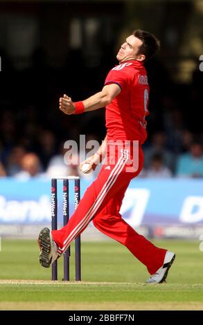 James Anderson, Angleterre, en action bowling Banque D'Images