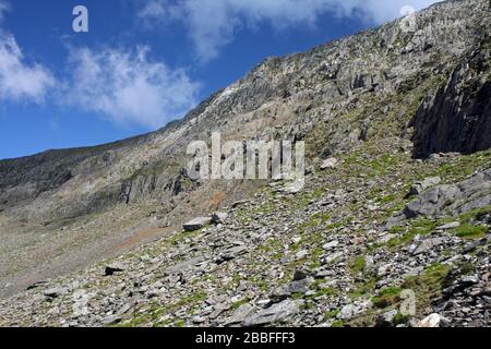 Rock résonné et pente de cris de Clogwyn d'ur Arddu une populaire falaise d'escalade sur le flanc nord de Snowdon, Parc national de Snowdonia, Pays de Galles Banque D'Images